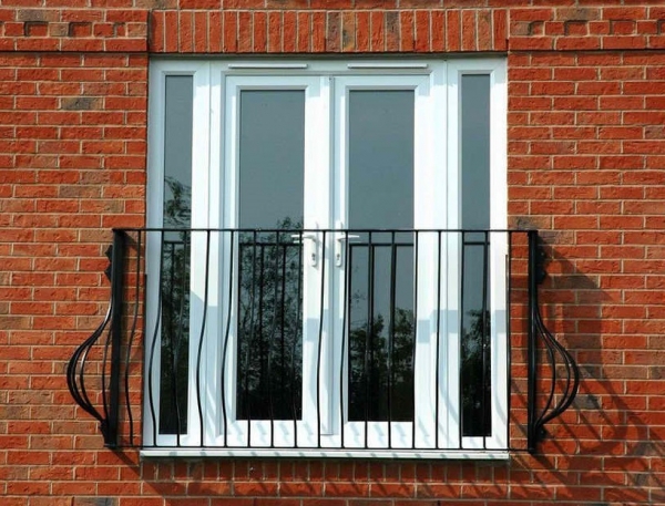 Французский балкон или лоджия: виды, различия, меры безопасности1