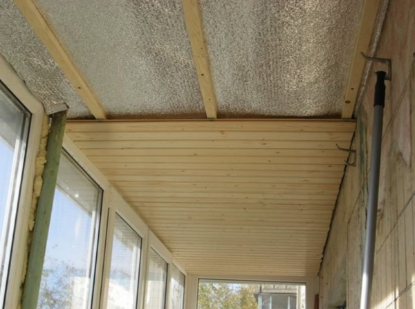 Из чего сделать потолок на балконе своими руками: варианты отделки3