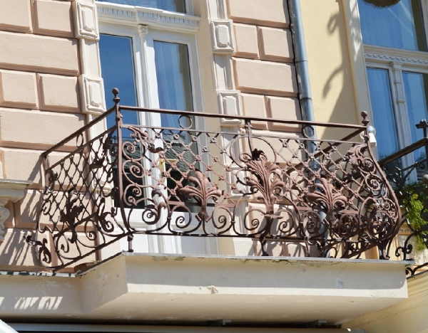 Кованые балконы: достоинства, параметры, стили, методы изготовления5