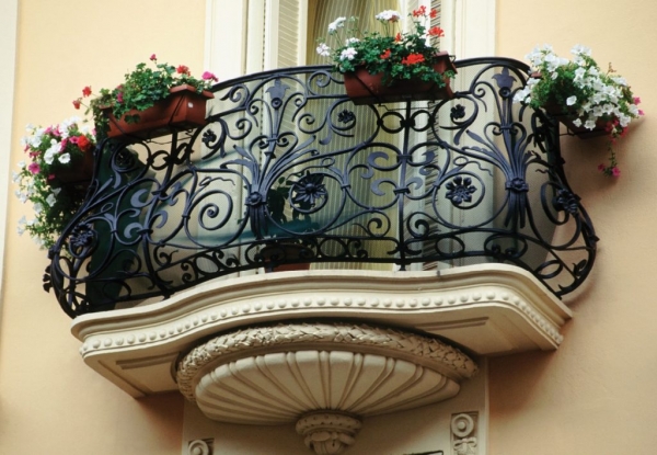 Кованые балконы: достоинства, параметры, стили, методы изготовления3