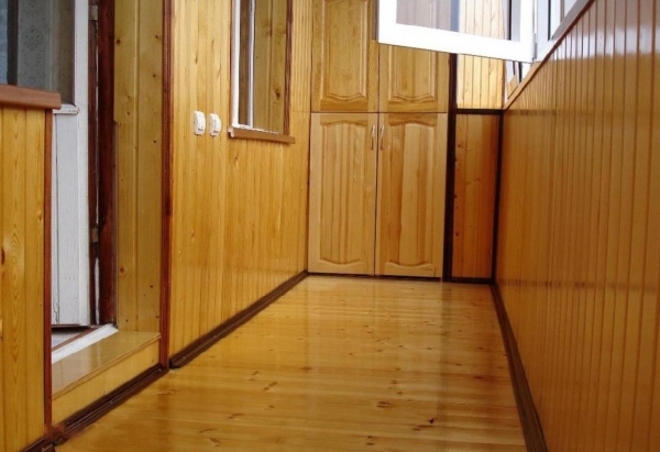 Отделка балкона вагонкой, внутренняя обшивка — обработка, монтаж, покраска.12