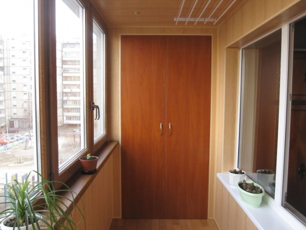 Шкаф на балкон или лоджию: варианты шкафов, как собрать своими руками5