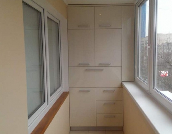 Шкаф на балкон или лоджию: варианты шкафов, как собрать своими руками3