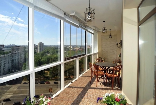 Витражное остекление балкона или лоджии: плюсы и минусы, варианты и материалы6