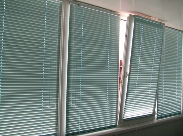 Жалюзи на балкон: виды, достоинства и недостатки, советы по выбору10