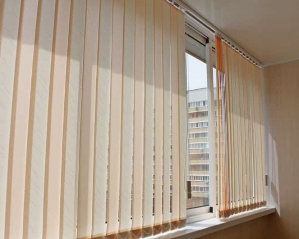 Жалюзи на балкон: виды, достоинства и недостатки, советы по выбору16